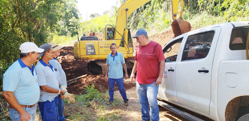 OBRAS INTENSIFICA AÇÕES DE RECUPERAÇÃO DE ESTRADAS NO INTERIOR DE PIRATUBA