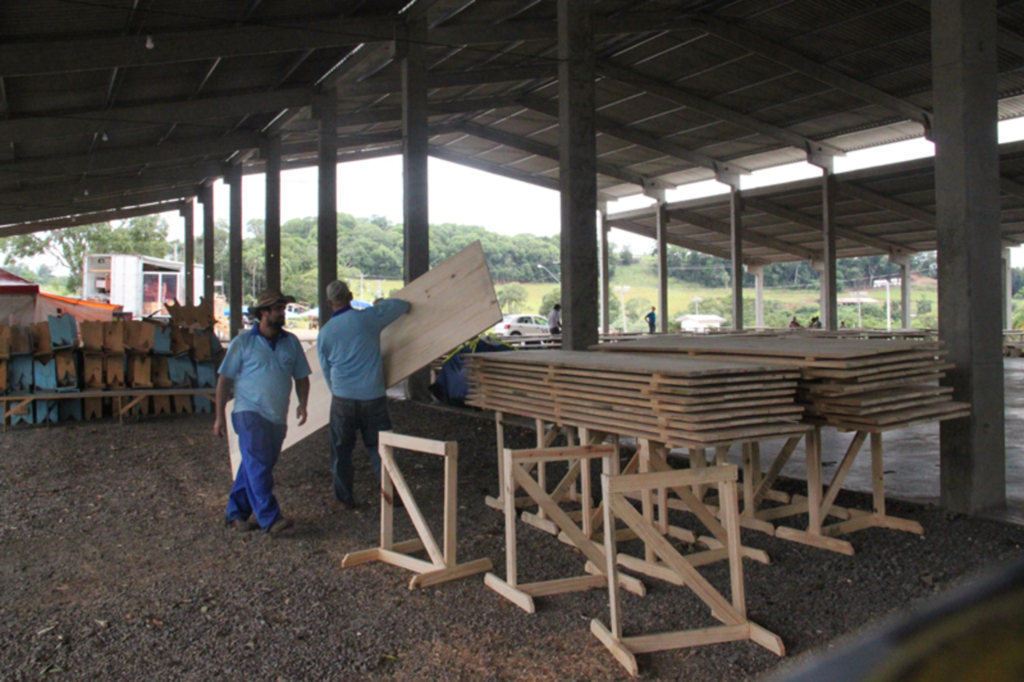 PREFEITURA MELHORA ESTRUTURA DO PARQUE DE EVENTOS COM A CONSTRUÇÃO DE BANCOS E MESAS