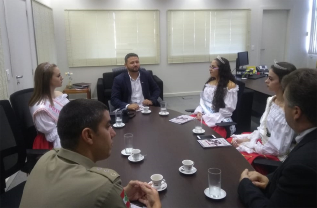 Rainha e princesas divulgam a  Festa do Município de Abdon Batista