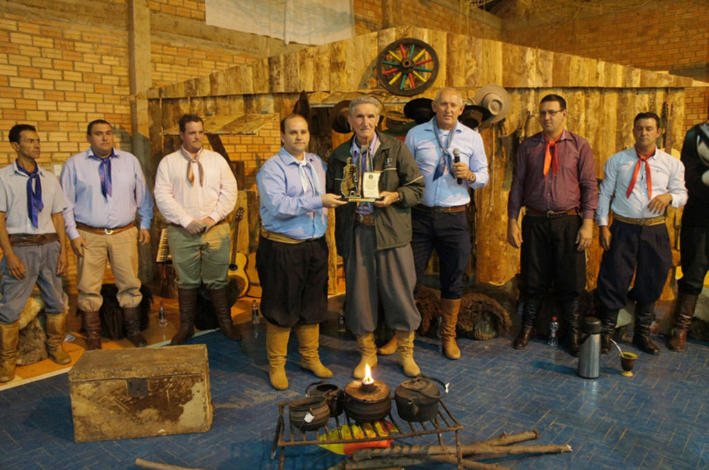 10ª Troféu Raízes Farrapo foi  entregue ao Sr. Celso Cardoso Muniz em Pinhal da Serra