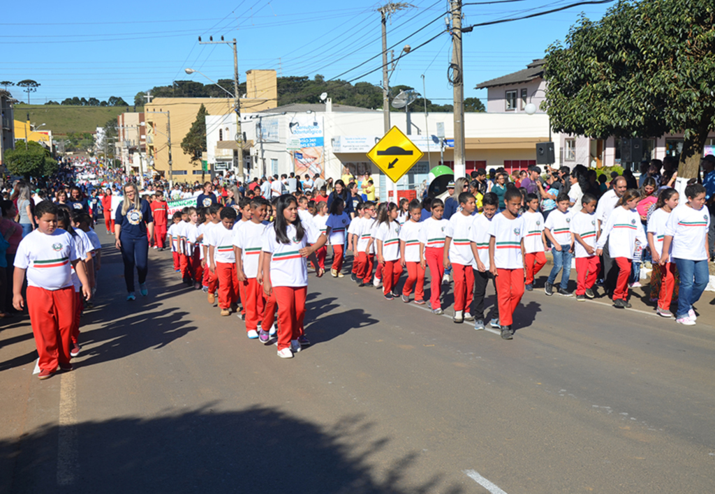 Campo Belo realizou desfile cívico