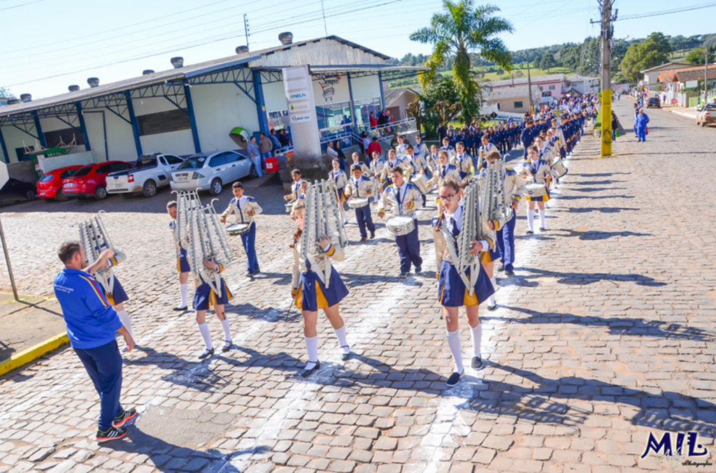 Celso-ramenses promovem desfile cívico em honra à Pátria