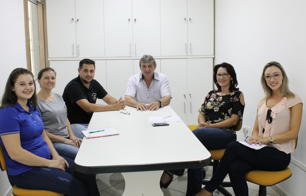 Meneghini conduz a primeira reunião de trabalho com a equipe administrativa da Câmara