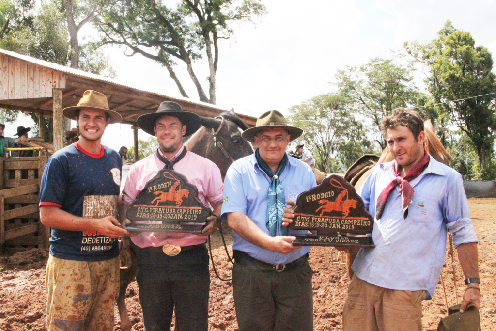 TRADICIONALISTAS COMEMORAM RESULTADO POSITIVO DE RODEIO DO CTG PIRATUBA CAMPEIRO