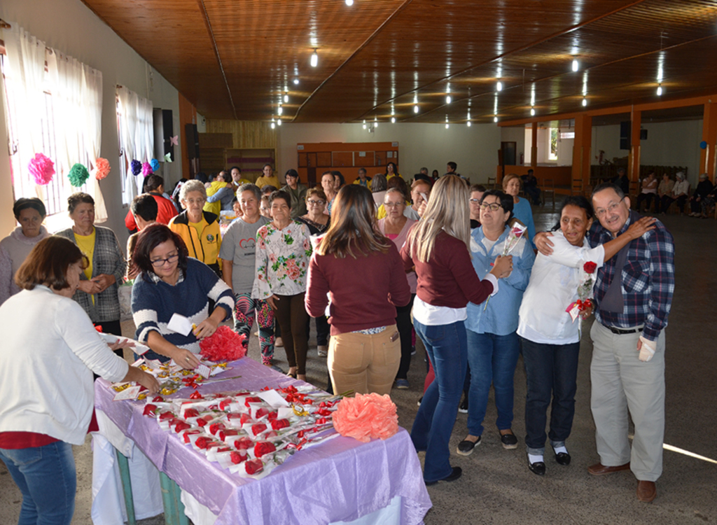 Mães do Grupo de Idosos são homenageadas em Campo Belo