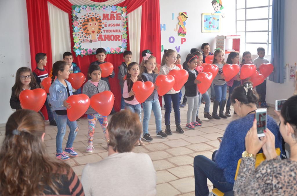 Mães recebem homenagens na rede municipal de educação