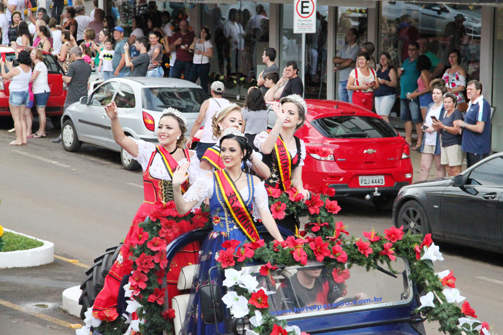 DESFILE DE CARROS ALEGÓRICOS COLORE RUAS DE PIRATUBA TEMATIZANDO A ALEGRIA DO KERB