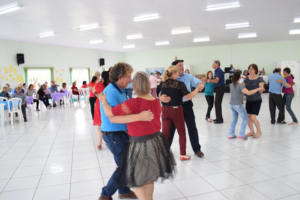 Dia do Idoso celebrado com festa em Abdon Batista