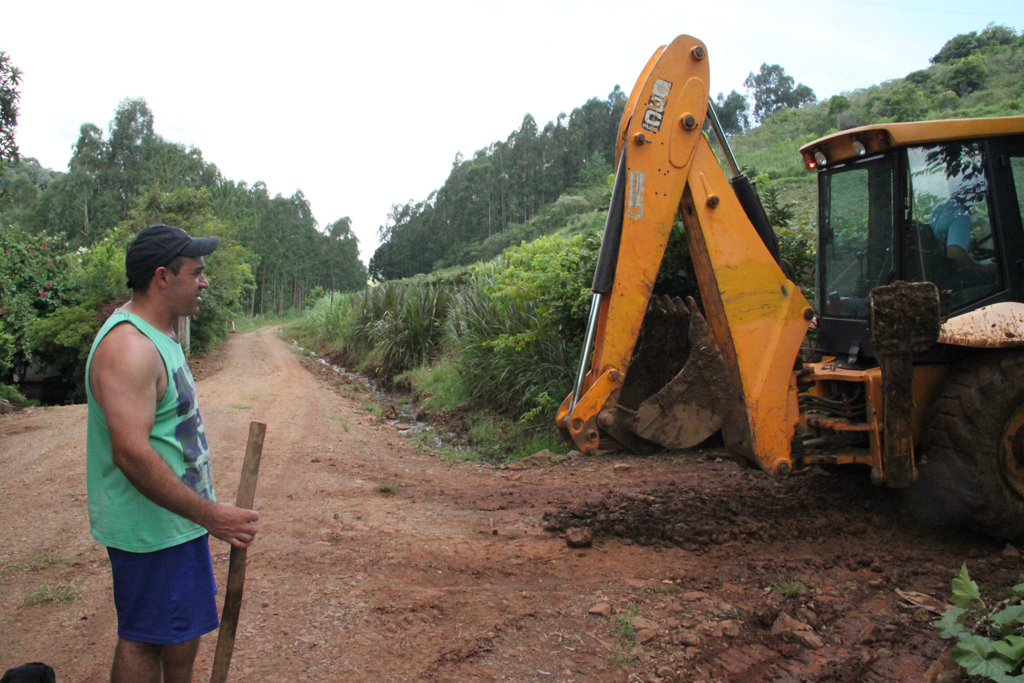 OBRAS E INFRAESTRUTURA RURAL AVANÇA COM FRENTE DE SERVIÇO EM ESTRADAS DO INTERIOR DE PIRATUBA