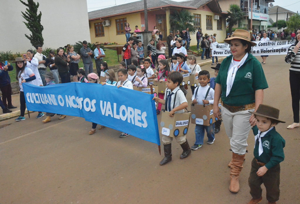 Pinhal realizou desfile cívico evidenciando civismo e tradicionalismo