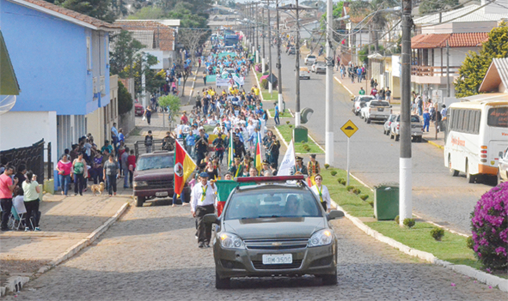 Esmeralda realizou Caminhada Cívica e abertura da Semana Farroupilha