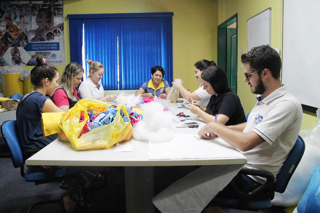 FANTÁSTICA FÁBRICA: AUDITÓRIO DO TURISMO VIRA LINHA DE PRODUÇÃO DE COELHINHOS