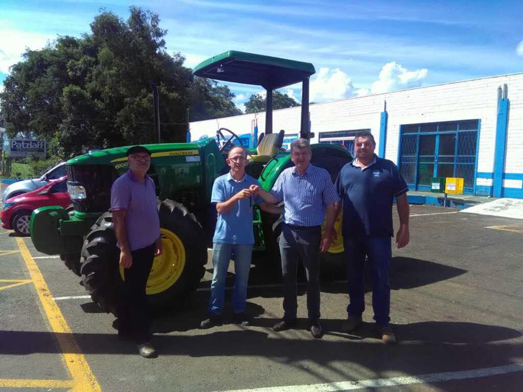 Deputado Colatto fez a entrega de trator à Prefeitura de Capinzal