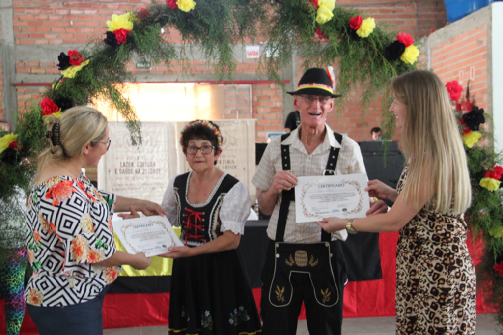 GRUPO DE IDOSOS TEM FESTA TEMÁTICA DE KERB NA CONFRATERNIZAÇÃO DE FIM DE ANO