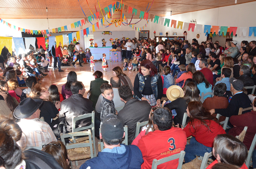 C.E.I. Anir Dalmora do bairro Borges realizou festa junina em Anita