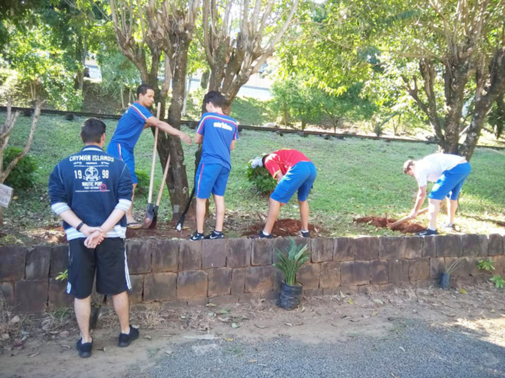 Alunos da Escola Mater Dolorum realizaram o plantio de flores na Área de Lazer Dr. Arnaldo Favorito