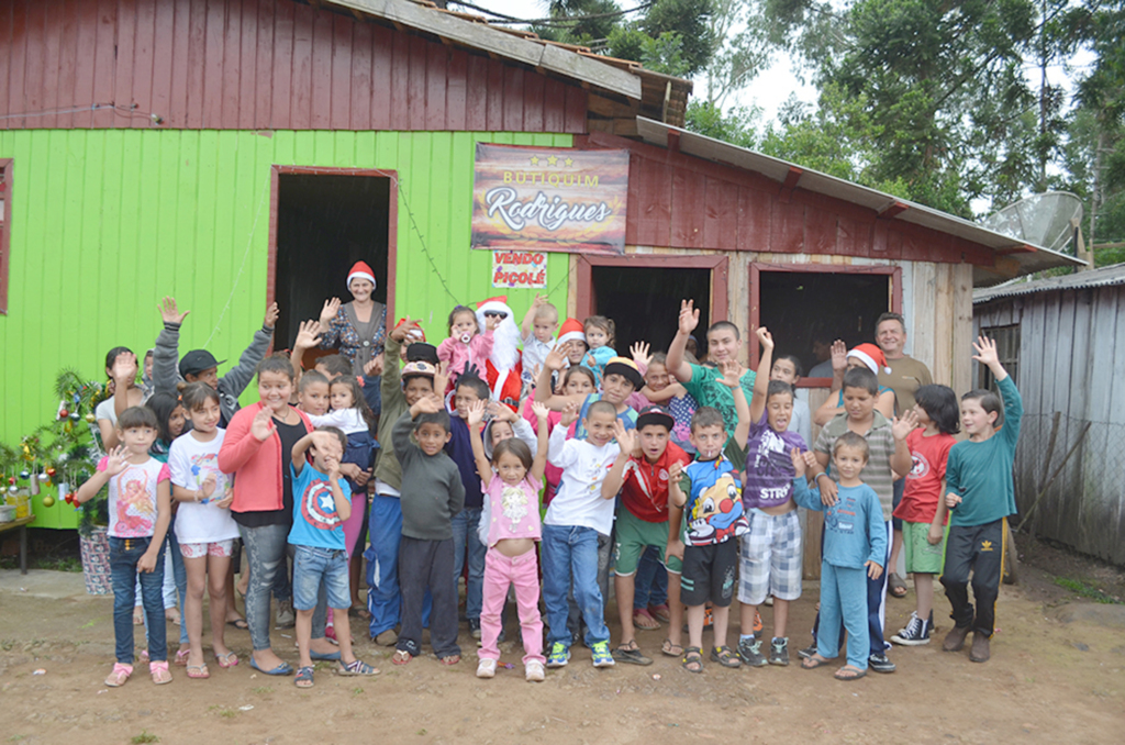 Crianças participam do Natal do Portelinha