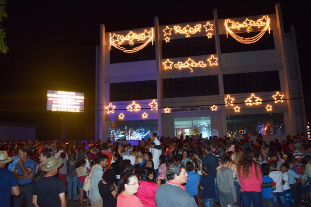 Cerca de 1.500 pessoas prestigiaram a 2ª noite do  Brilho de Natal em Abdon Batista