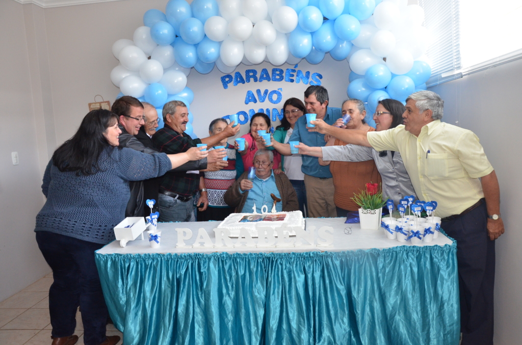 Avô Domingos celebra aniversário de 104 anos com festa