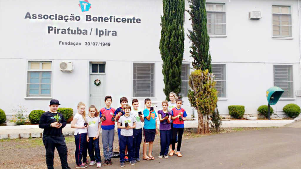 Alunos de Piratuba plantam flores no jardim do hospital