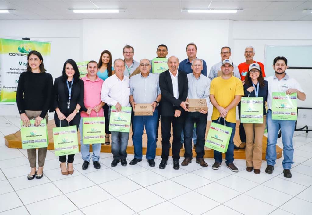 Diretores da Copercampos recepcionam visitantes de Minas Gerais