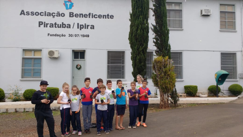 Alunos de Piratuba plantam flores no jardim do hospital