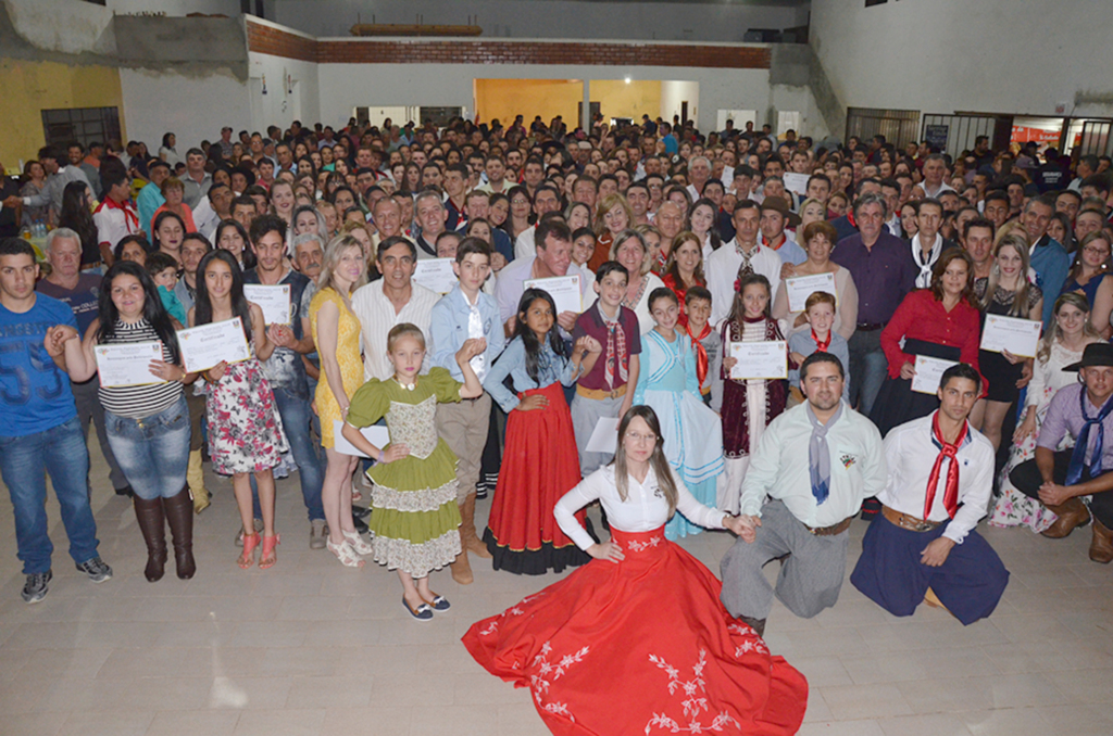 Curso de Dança de Ritmos Gaúchos formou 55 casais em Anita Garibaldi