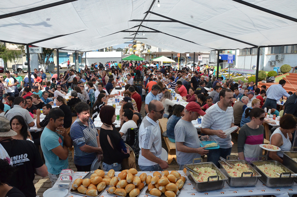 Evento em prol do Hospital Frei Rogério reuniu 600 pessoas na Praça Paulino Granzotto em Anita