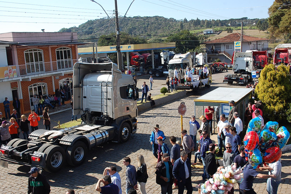 Celso Ramos realizou festa homenageando os  colonos e os motoristas