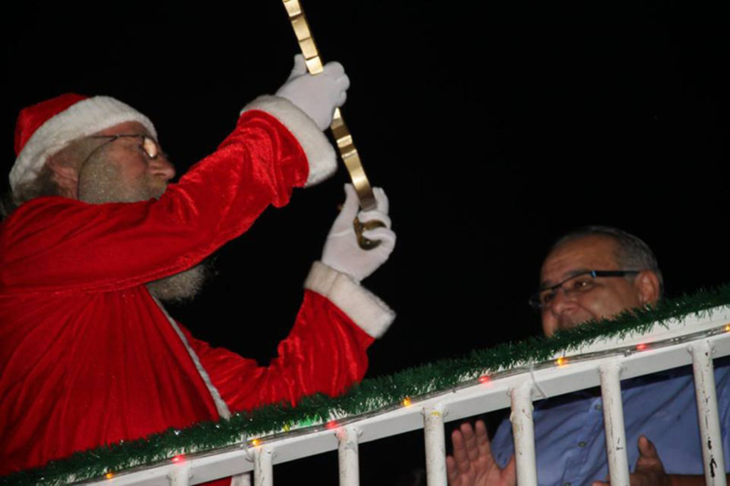  - O prefeito Bile Benjamini entregou a Chave de Piratuba ao Papai Noel, que apareceu em cima do trio-elétrico para alegria da criançada!