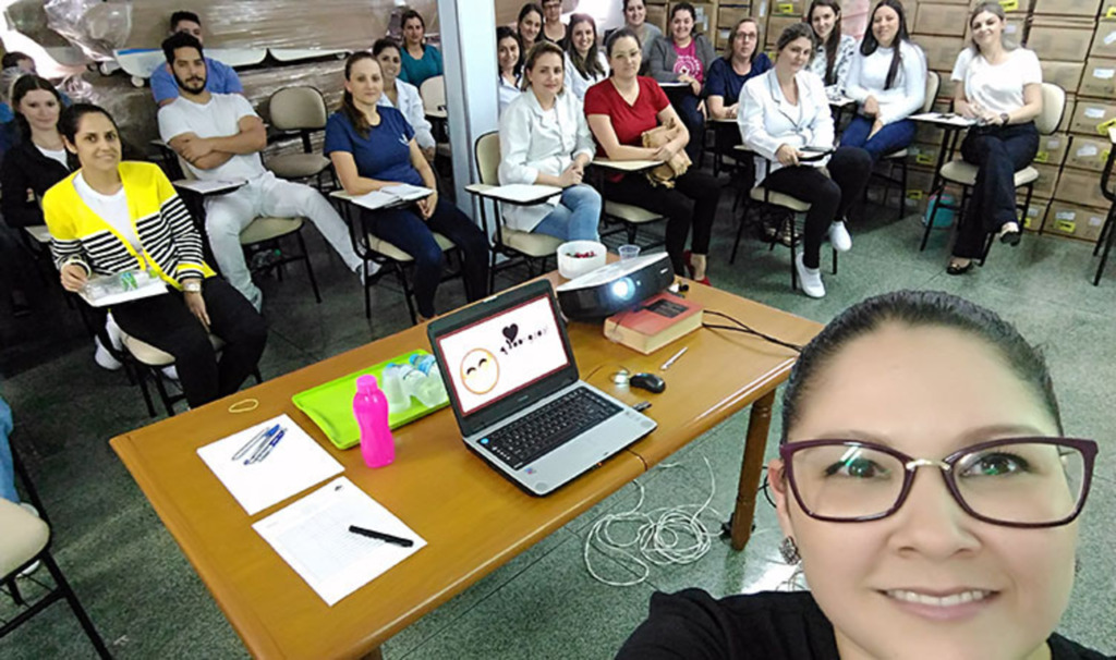  - Enfermeira Simone Rodrigues com os colaboradores que participaram da palestra