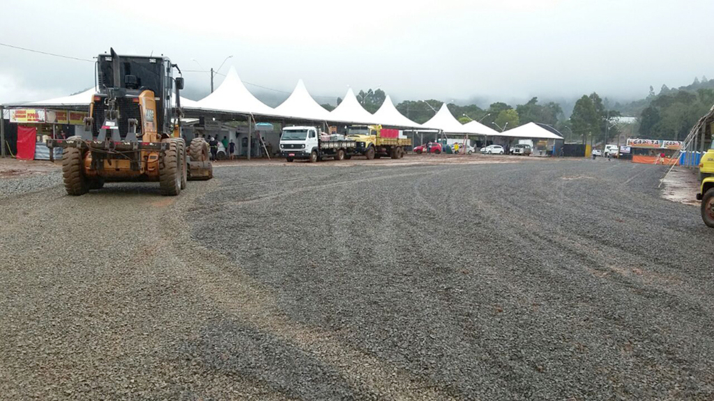 Pedra está sendo espalhada no Parque de Eventos de Abdon para não haver barro