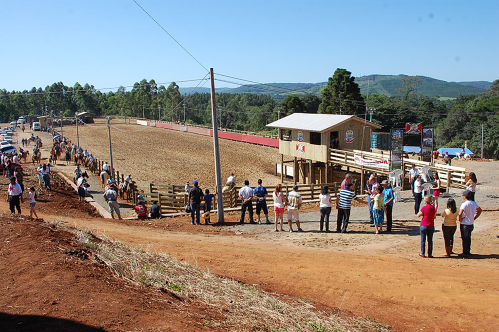 Cancha de Abdon Batista é inaugurada com grande Rodeio Crioulo