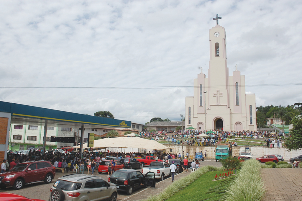 Novo conselho e festeiros realizaram a tradicional Festa de Santa Bárbara, de Anita Garibaldi