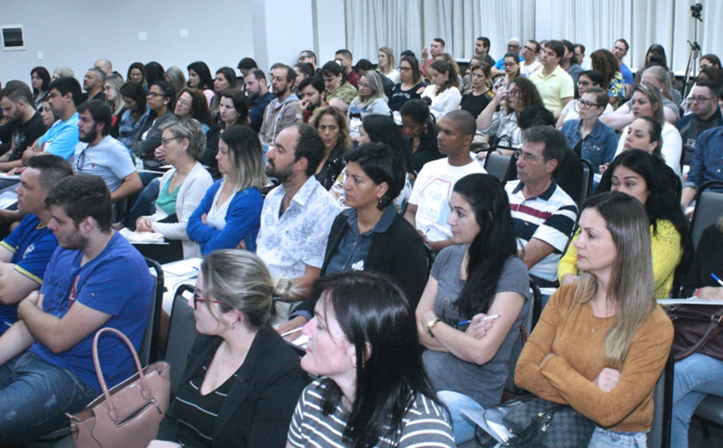 Professores estaduais fazem curso de capacitação para a Educação de Jovens e Adultos