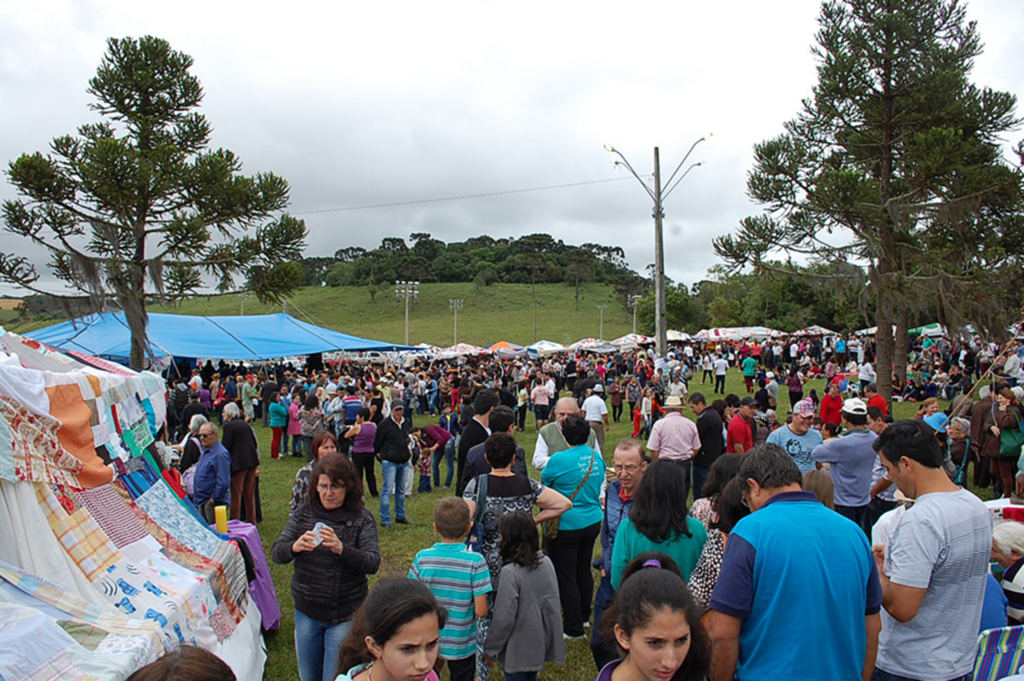 Cerca de cinco mil fiéis participaram da  19º Festa Diocesana das Tendas em Cerro Negro