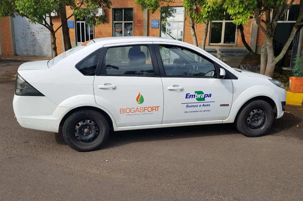 Embrapa Suínos e Aves lança o BiogásFort e presta homenagem a personalidades destaque da avicultura