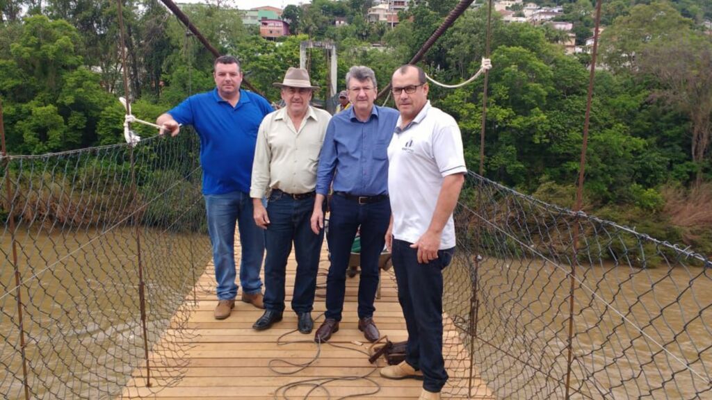 Prefeitos vistoriam obra de revitalização da Ponte Pênsil