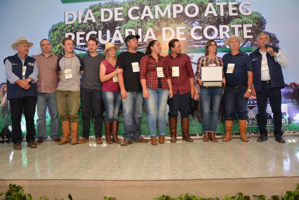  - Família Kauling, proprietários da Fazenda Araucária receberam placa de agradecimento pela realização do 1º Dia de Campo em Bom Retiro