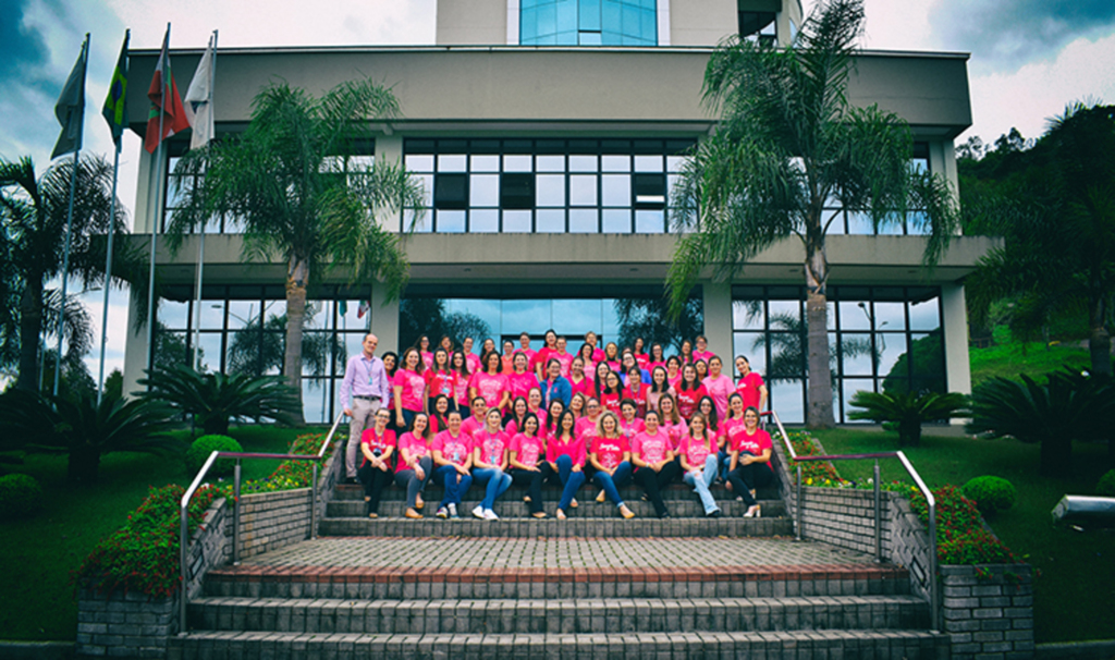  - Colaboradores da Unoesc em foto alusiva ao Outubro rosa