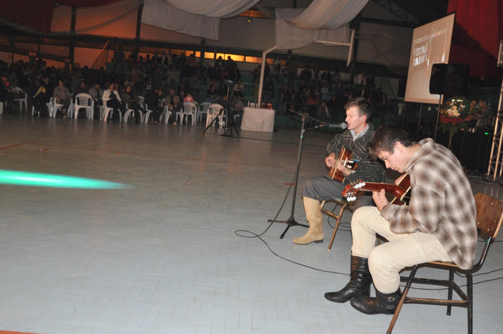 Noite de espetáculos em Esmeralda