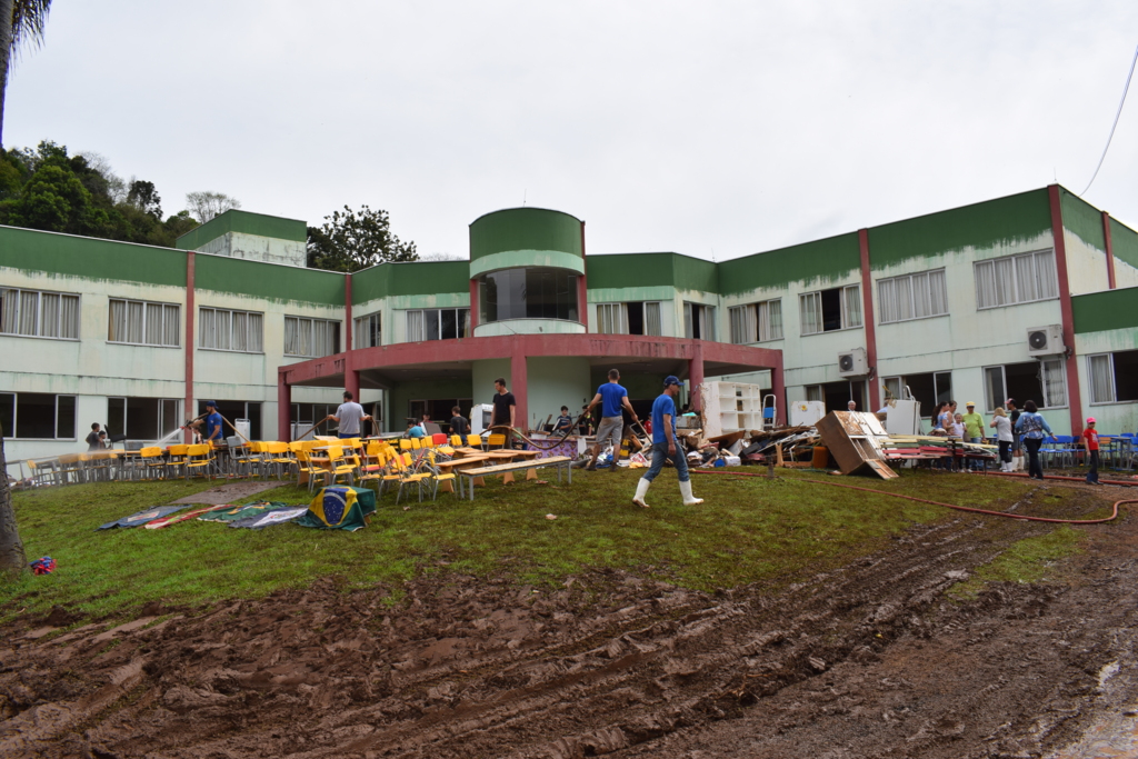 Escola Joaquim D'Agostini é uma das mais atingidas pela enxurrada em Lacerdópolis