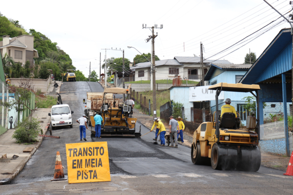 Obras de recapeamento e operação tapa buracos em andamento