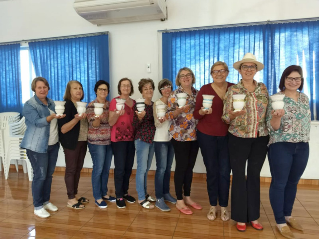  - A primeira-dama, Marise Benjamini (primeira à direita) parabenizou as integrantes dos Clubes de Mães pela criatividade.