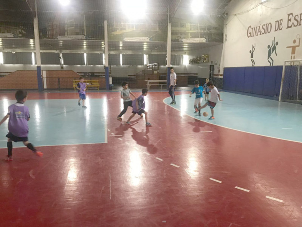  - Atletas da Escolinha de Futsal durante treino no Ginásio Municipal Pedro Ivo Campos