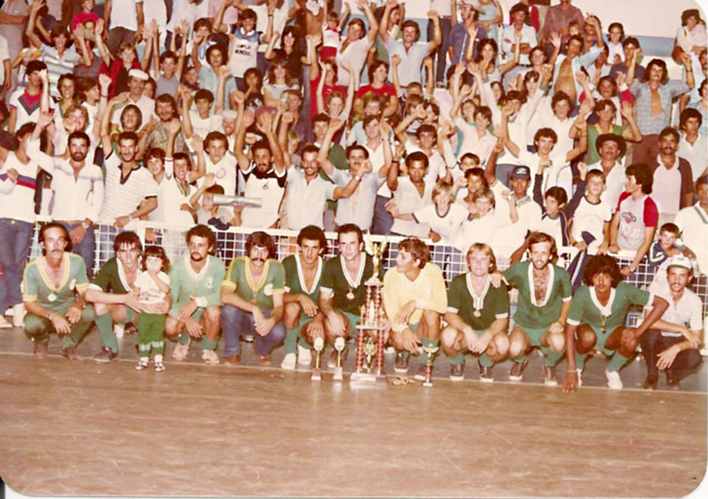  - A foto é da década de 1980, sendo da equipe e torcida do HASA (Hachmann S/A).