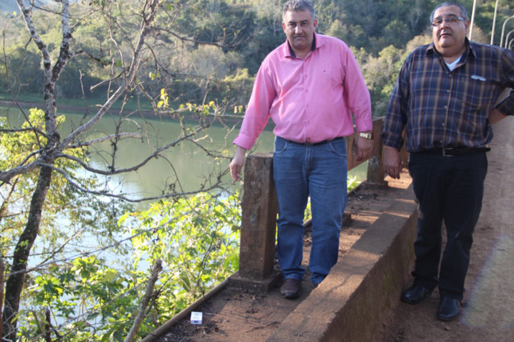  - No mês passado, o prefeito Bile Benjamini (à direita), e o vice-prefeito, Evando Antônio de Azeredo, visitaram o interior do município para ver de perto a situação de pontes e pontilhões