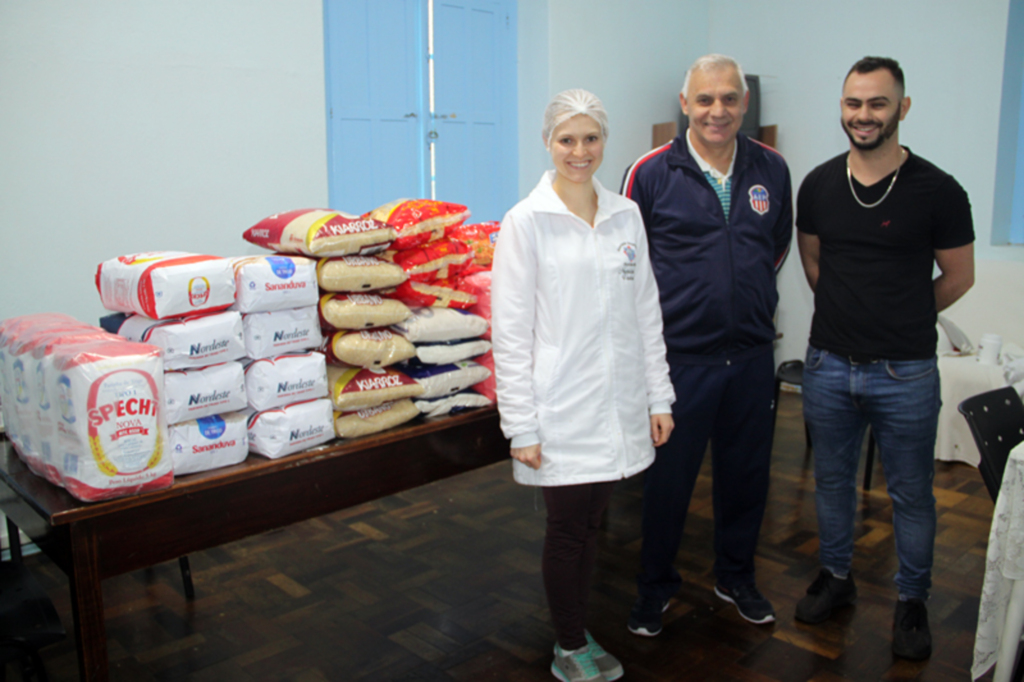  - Os alimentos foram recebidos pela nutricionista do hospital, Valeska Grzybowski