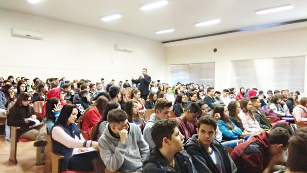  - 350 alunos acompanharam a palestra.