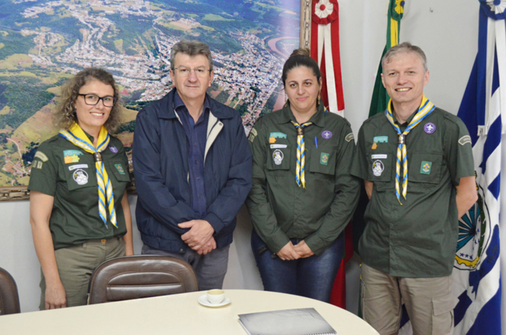 Dorini recebe dirigentes do Grupo Escoteiro Trem do Vale